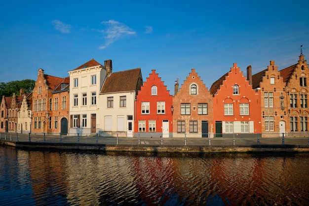 Canale e case antiche Bruges Brugge Belgio