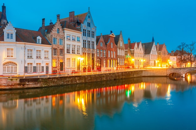 Canale e ponte di Bruges di notte, Belgio