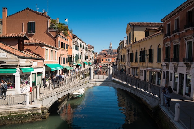 Canale e ponte tra gli edifici