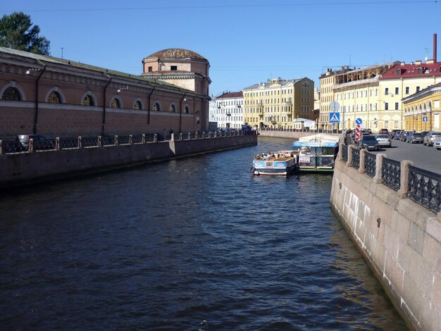 Canale Griboedov in estate e architettura antica sullo sfondo San Pietroburgo