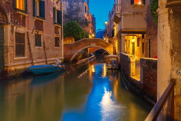 Canale laterale e ponte di notte a Venezia Italia