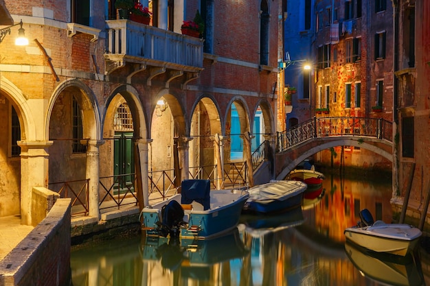 Canale laterale e ponte di notte a Venezia Italia