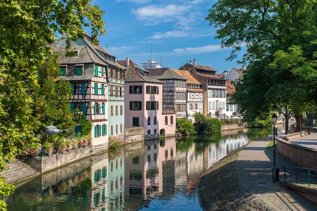 Canale nella zona della Petite France di Strasburgo