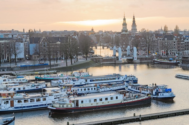 Canale Oosterdok e barche da crociera ormeggiate durante la notte Amsterdam 2024Febbraio01
