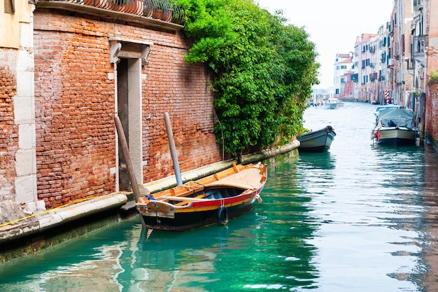 Canale panoramico con barche a Venezia, Italia.