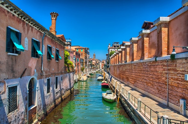 Canale panoramico con barche Venezia Italia HDR