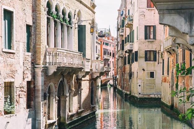 Canale panoramico con edifici antichi a Venezia, Italia.