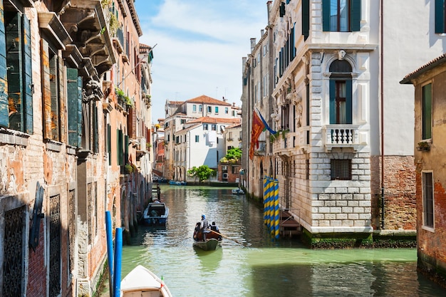 Canale panoramico con edifici antichi a Venezia, Italia.