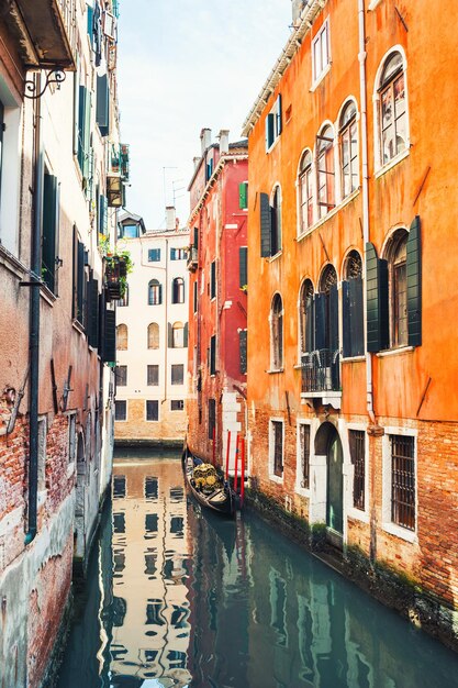 Canale panoramico con edifici antichi a Venezia, Italia