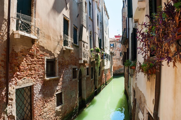 Canale panoramico con edifici antichi a Venezia, Italia