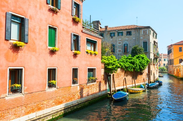 Canale panoramico con edifici antichi colorati a Venezia, Italia.