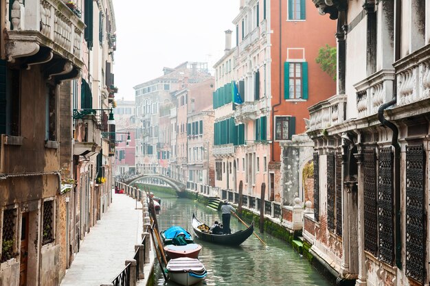 Canale panoramico con gondola a Venezia, Italy