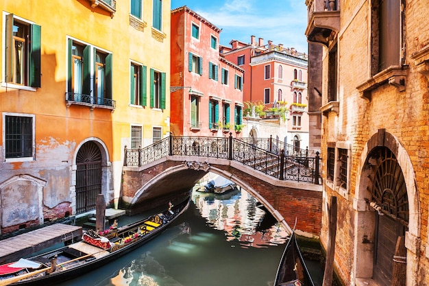 Canale panoramico con ponte e antichi edifici a Venezia, Italia