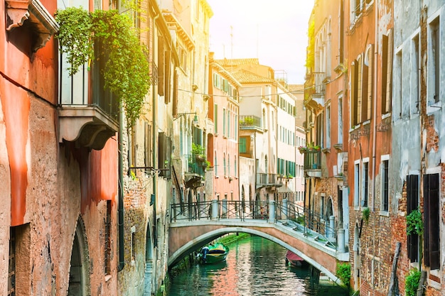 Canale panoramico con ponte e edifici colorati a Venezia, Italia