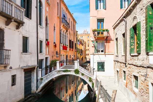 Canale panoramico con ponte e edifici colorati a Venezia, Italia