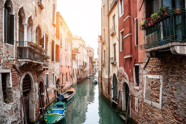 Canale panoramico con vecchia architettura a Venezia, Italia.