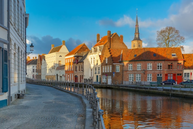 Canale panoramico di Bruges con belle case e chiesa