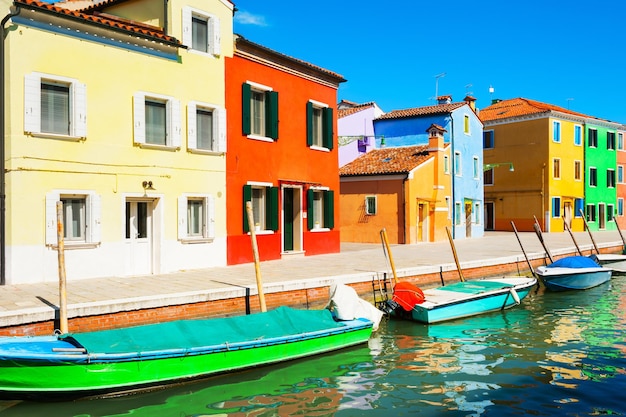 Canale panoramico e case colorate nell'isola di Burano vicino a Venezia, Italia