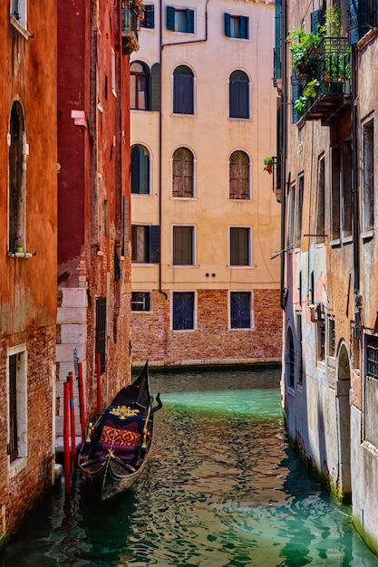 Canale stretto con la gondola a Venezia, Italia