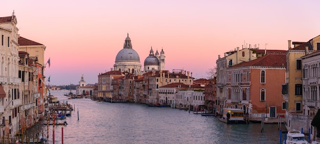 Canale tra gli edifici contro il cielo durante il tramonto