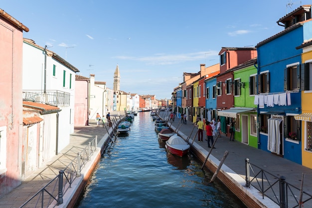 Canale tra le case della città