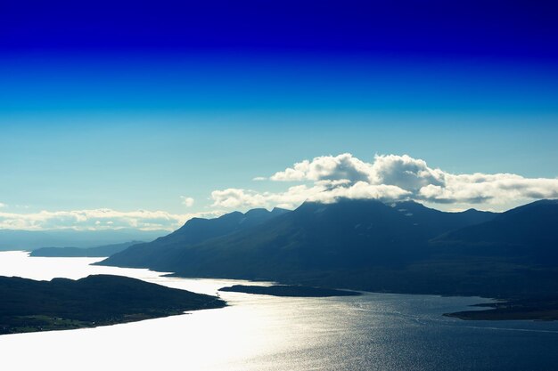 Canali del fiordo norvegese sullo sfondo del paesaggio hd