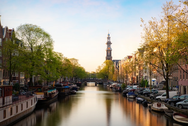 Canali di Amsterdam durante il tramonto nei Paesi Bassi