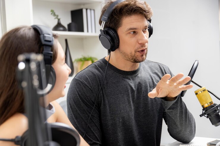 Canali di trasmissione ospitanti che discutono insieme facendo consigli Postulato