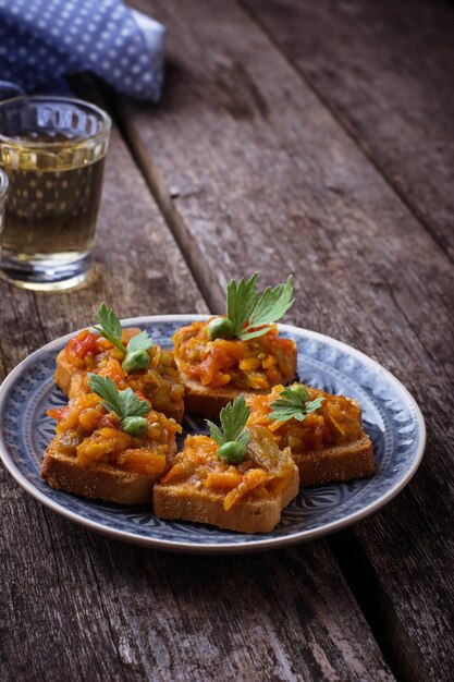 Canape con caviale di melanzane e bicchieri di vino. Messa a fuoco selettiva