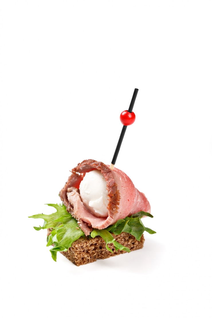 Foto canape con il prosciutto mozarella su fondo bianco