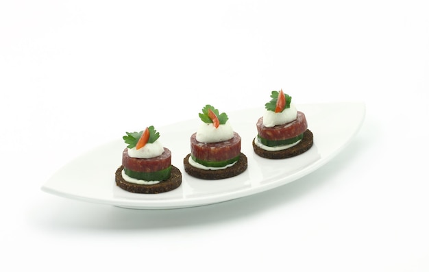 Canape con salame e formaggio