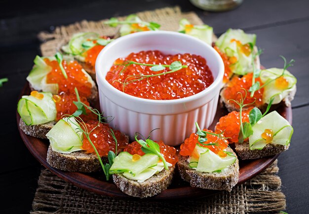 Canape con salmone caviale rosso panino per pranzo cibo delizioso