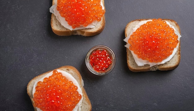 Canape con salmone caviale rosso panino per pranzo cibo delizioso