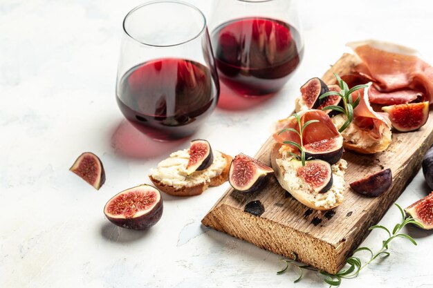 Canape o crostini con baguette tostata Fichi freschi crema di formaggio e vino rosso Delizioso antipasto aperitivo ideale vista dall'alto