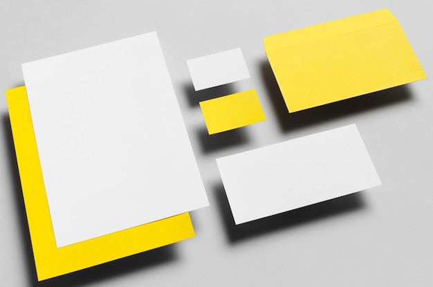 Cancelleria per branding MockUp Giallo Bianco Carta intestata galleggiante A4 DL Busta Complimenti Slip 99x210mm Biglietti da visita 85x55mm
