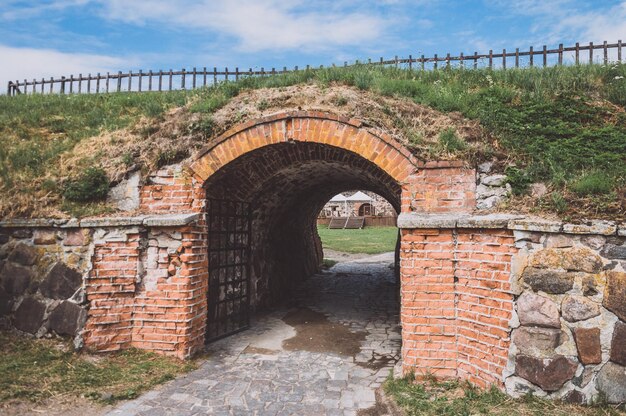 Cancelli ad arco in un'antica fortezza