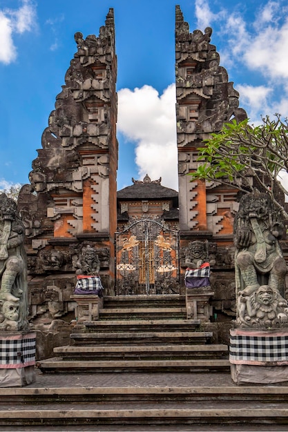 Cancelli di uno dei templi indù di Bali in Indonesia