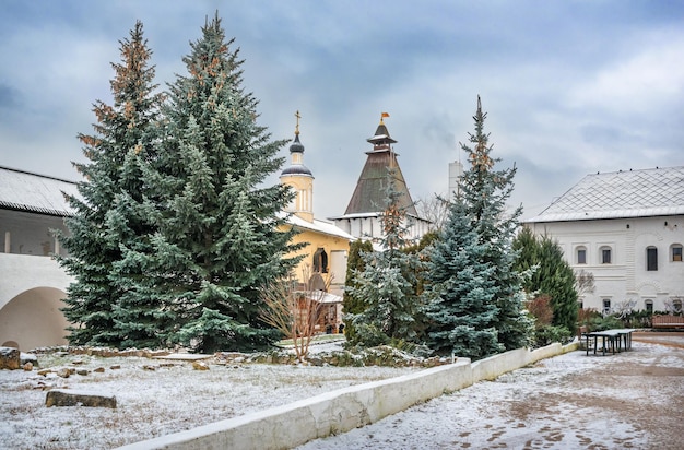 Cancelli e torre Povarennaya e alti abeti al monastero di Pafnutiev a Borovsk in una giornata invernale