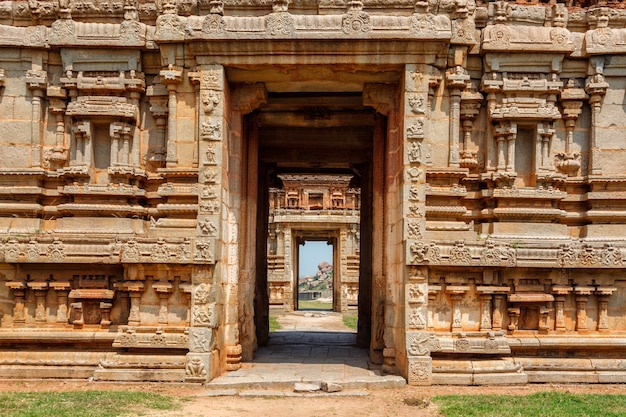 Cancelli in gopuram gopura - torre monumentale, solitamente decorata, all'ingresso di qualsiasi tempio indù dell'India meridionale nel tempio di Achyutaraya. Rovine di Hampi, Karnataka, India
