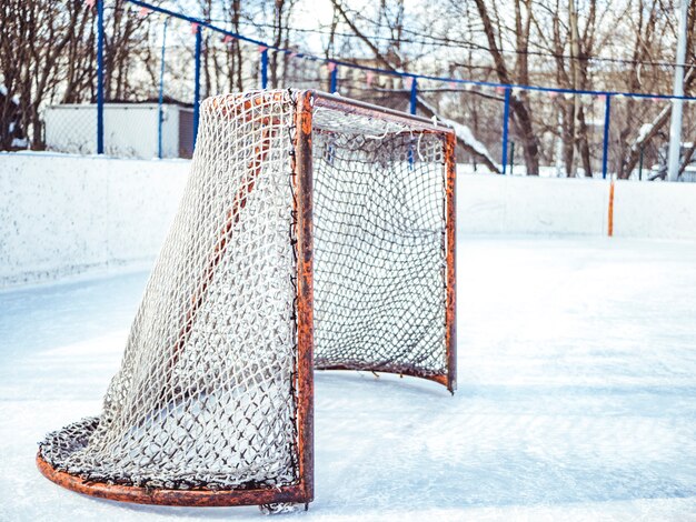 Cancelli vuoti dell'hockey prima della partita un giorno soleggiato di inverno