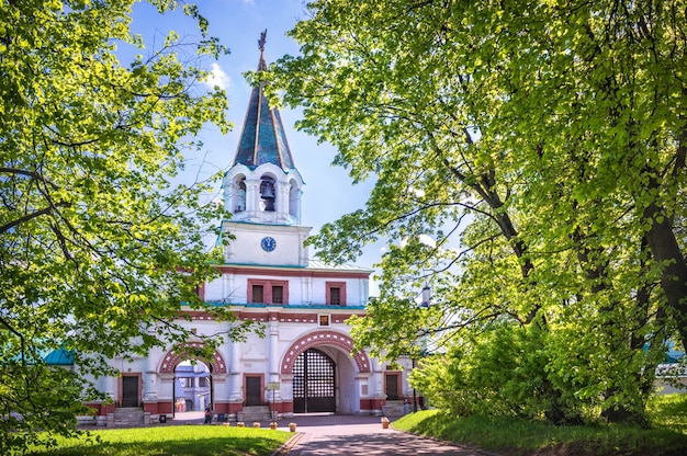 Cancello anteriore del parco Kolomenskoye a Mosca in una giornata di sole estivo summer