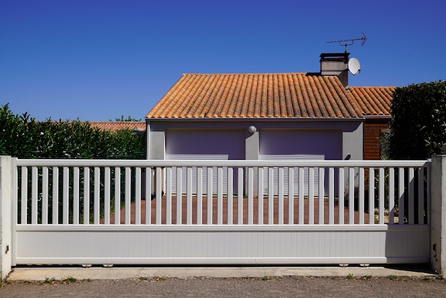 Cancello bianco in stile moderno per portone di casa in cloruro di polivinile di periferia in pvc