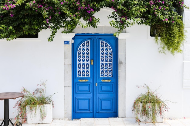 Cancello blu di una casa a Bodrum in Turchia