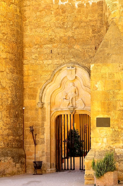 Cancello d'ingresso al castello di Belmonte a Cuenca - Spagna