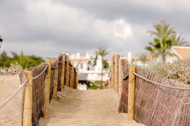 Cancello del cortile alla spiaggia di Marbella in Spagna a gennaio