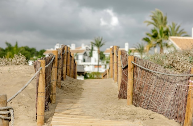 Cancello del cortile alla spiaggia di Marbella in Spagna a gennaio