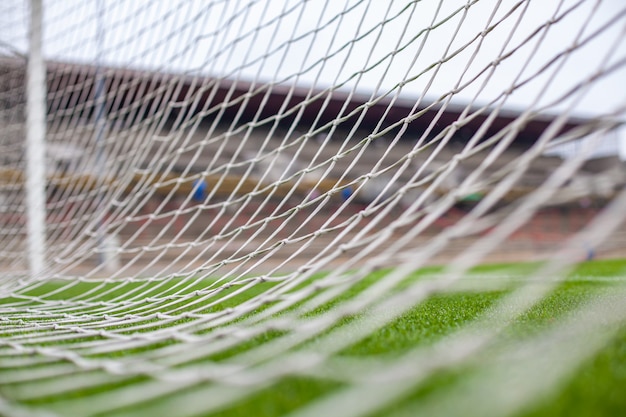 cancello di calcio sul campo erboso verde