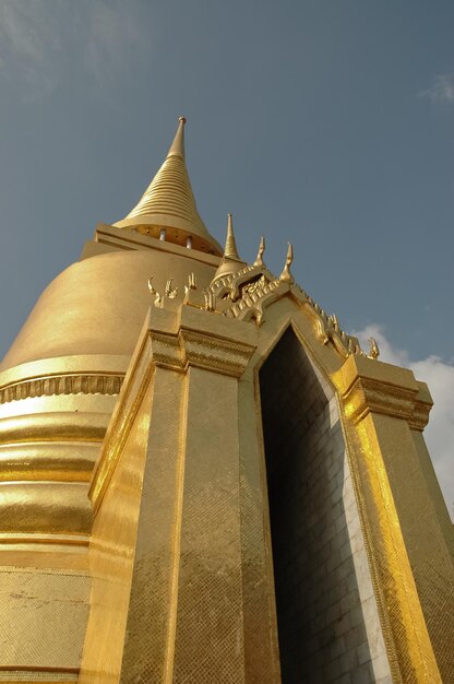 Cancello dorato dello stupa e cielo blu a Bangkok Tailandia