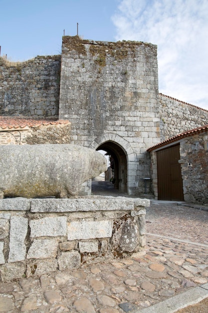 Cancello e muro del villaggio di Monleon a Salamanca, Spagna