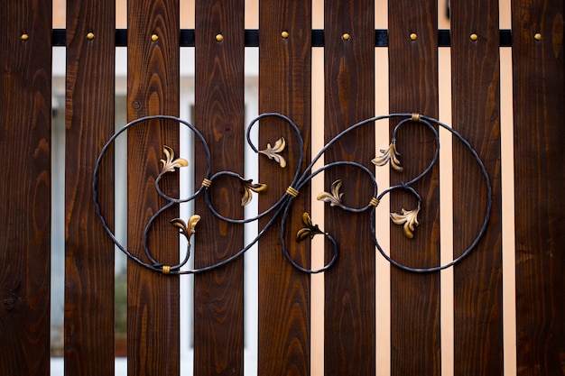 Cancello in legno con elementi in ferro battuto da vicino.